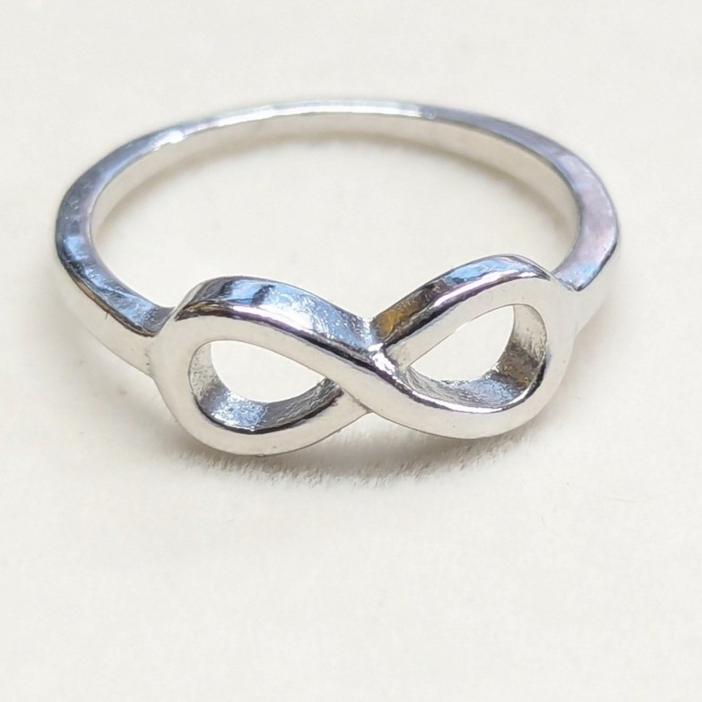 New Infinity Band Ring Women Size 6.5 Silver‎ Tone Minimalist Polished Eternity